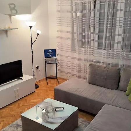 Apartment 091 Macedonia St. *